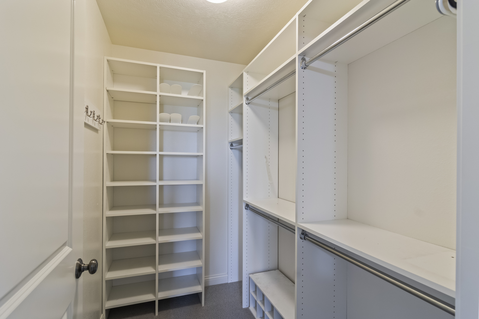 1915 Dunraven Road, Bloomington, IL 61704