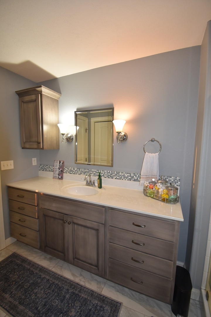 1915 Dunraven Road, Bloomington, IL 61704