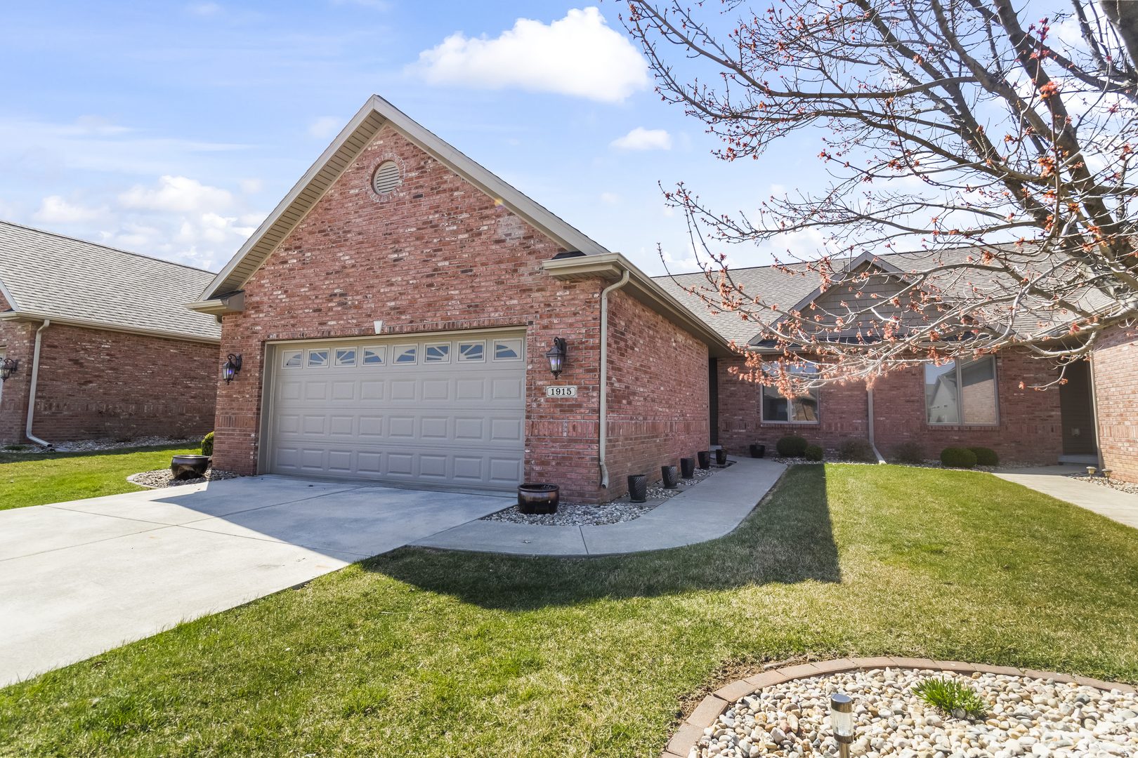 1915 Dunraven Road, Bloomington, IL 61704