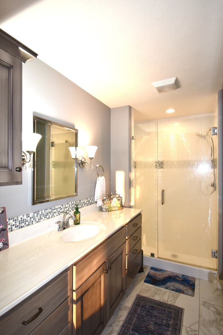 1915 Dunraven Road, Bloomington, IL 61704