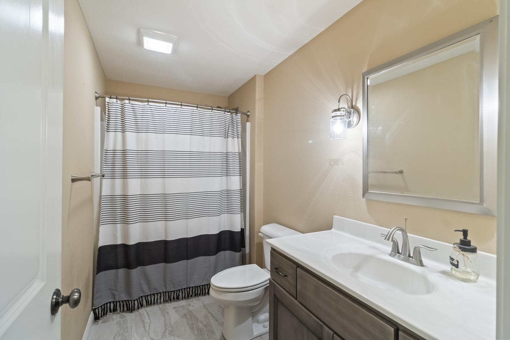 1915 Dunraven Road, Bloomington, IL 61704