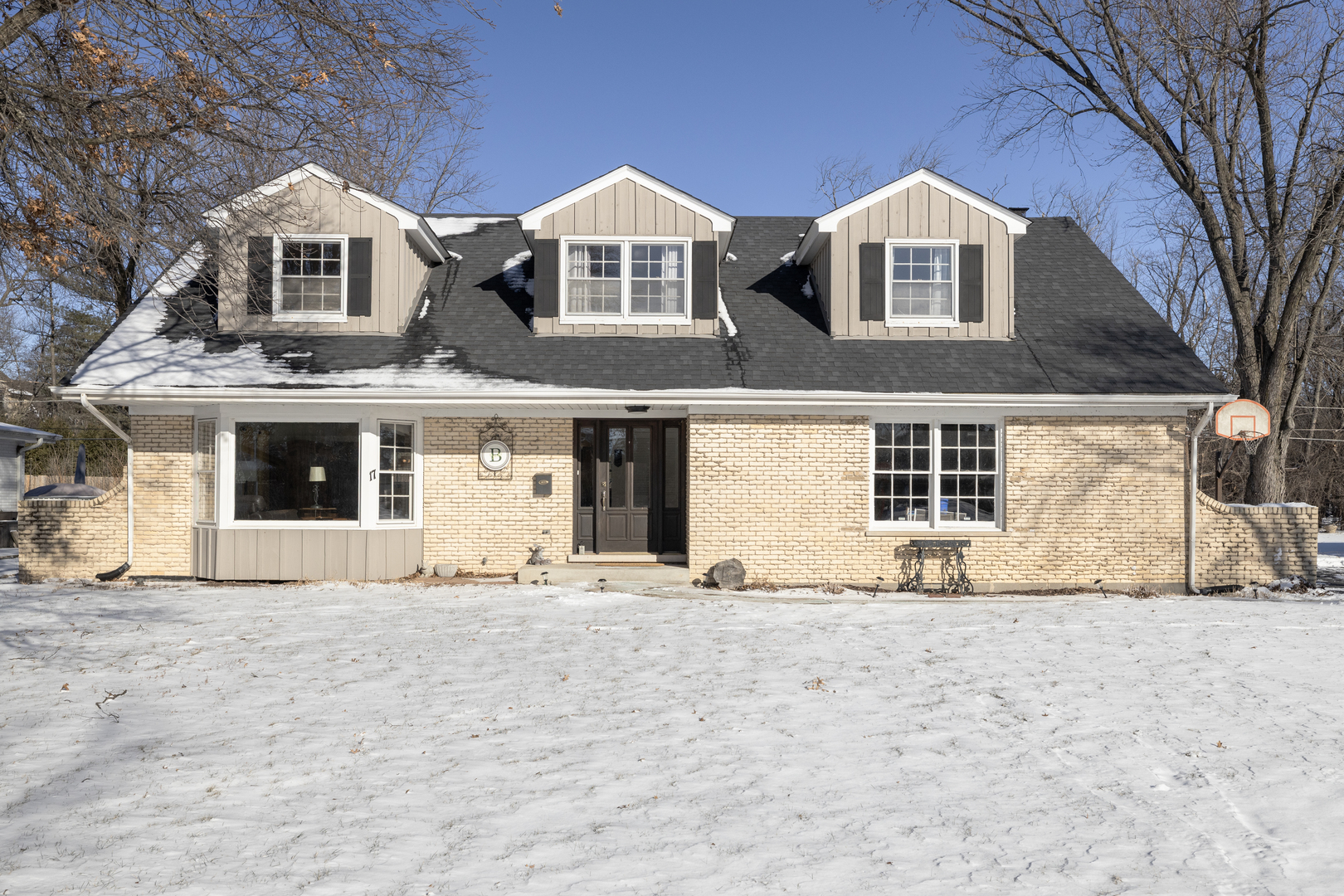 17 Camberley Court, Hinsdale, IL 60521