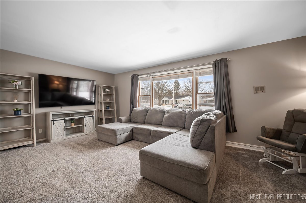 921 Birchwood Drive, Sycamore, IL 60178