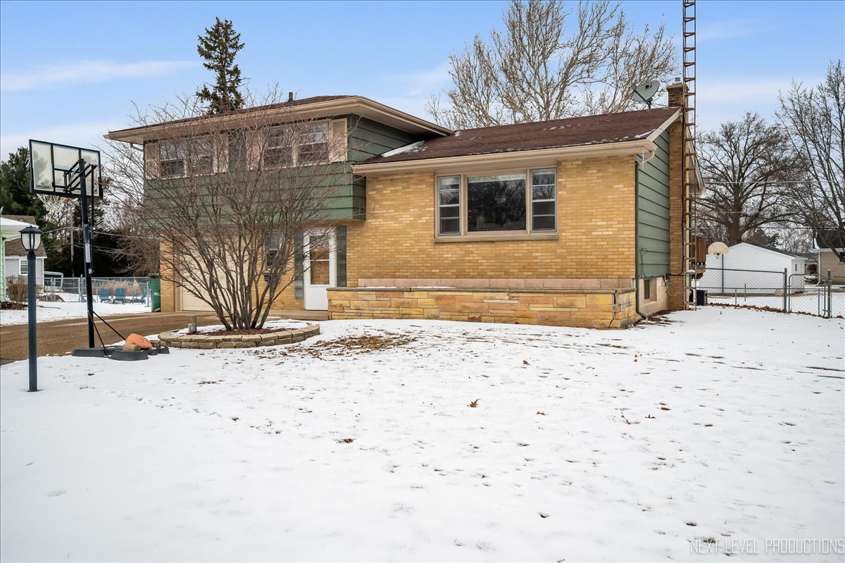 921 Birchwood Drive, Sycamore, IL 60178