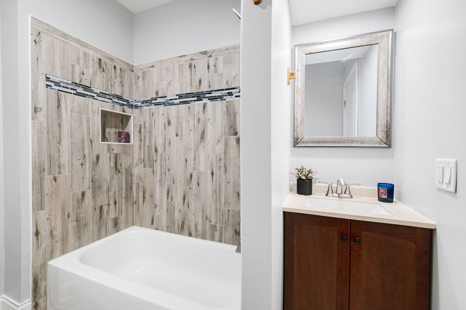 605 Grove Street, Aurora, IL 60505