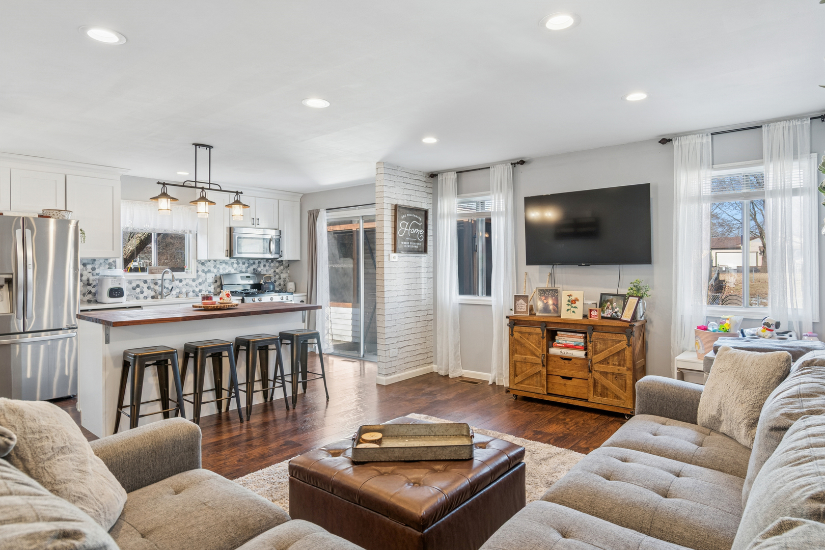 2307 Woodview Lane, Naperville, IL 60565