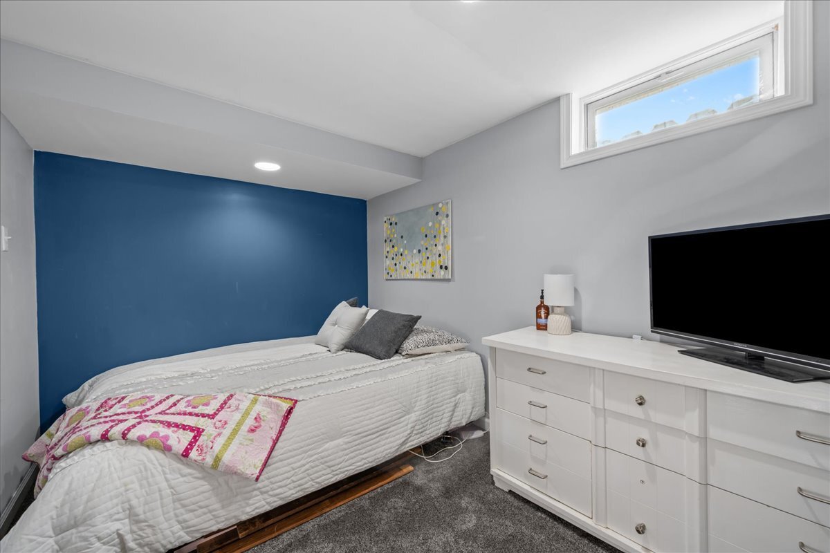 111 Ridge Lane, Geneva, IL 60134