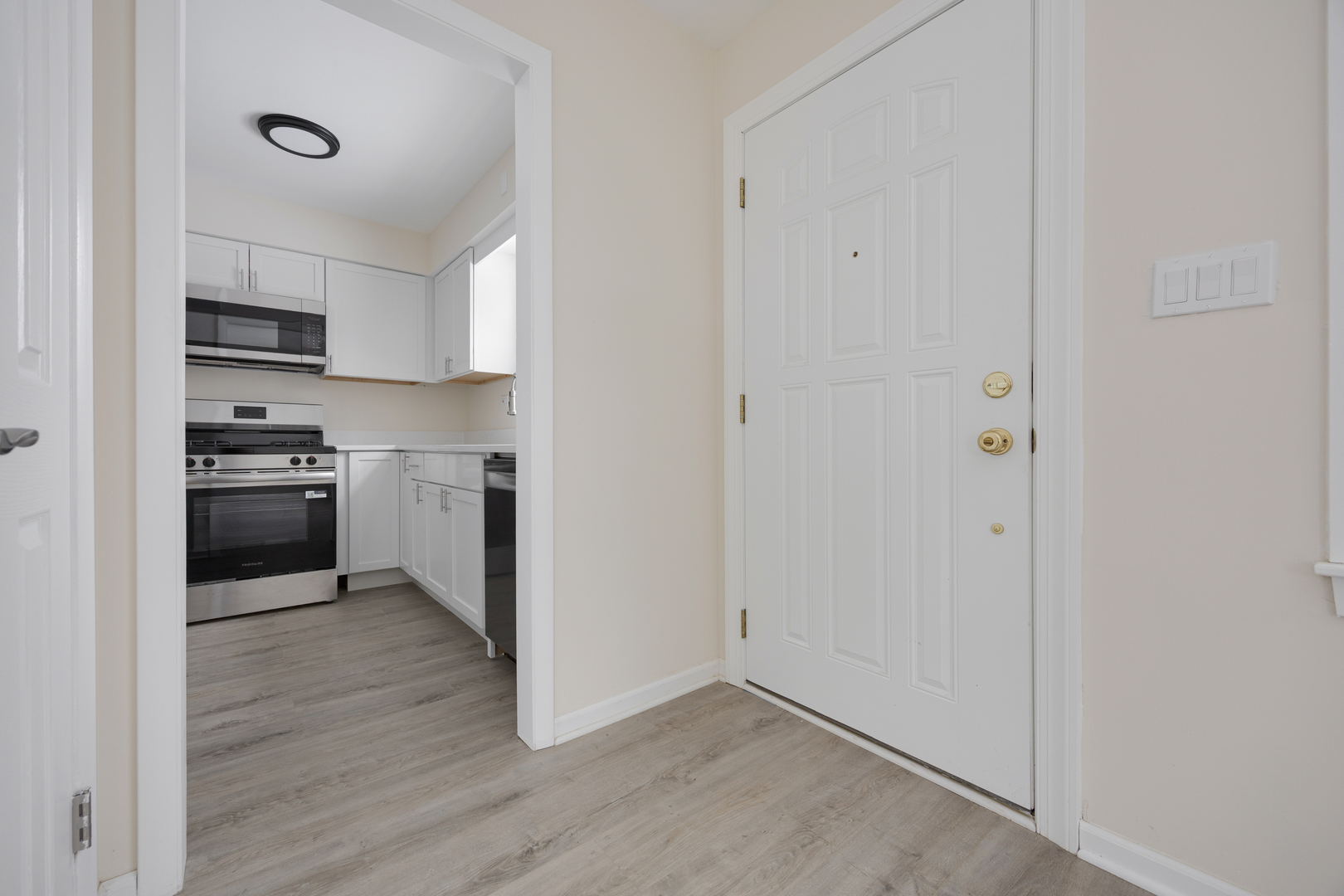 219 N Ridgemoor Avenue, Mundelein, IL 60060