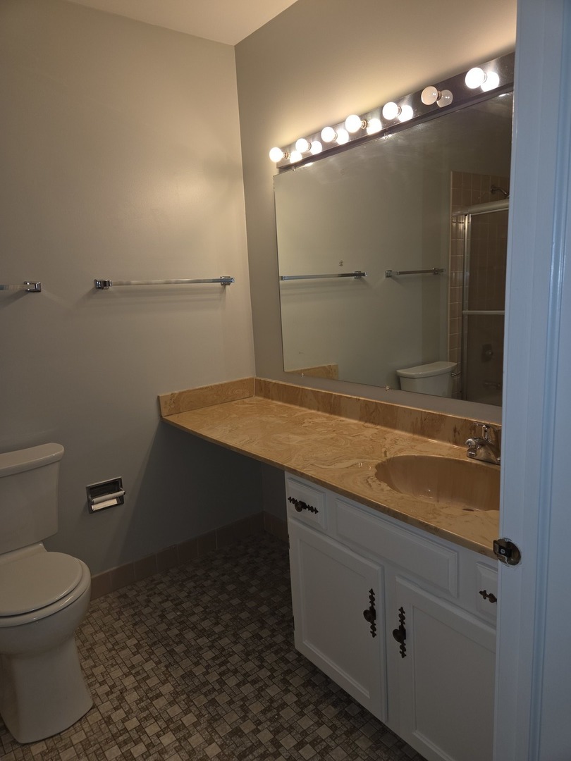 905 Surrey Drive #2B, Schaumburg, IL 60193