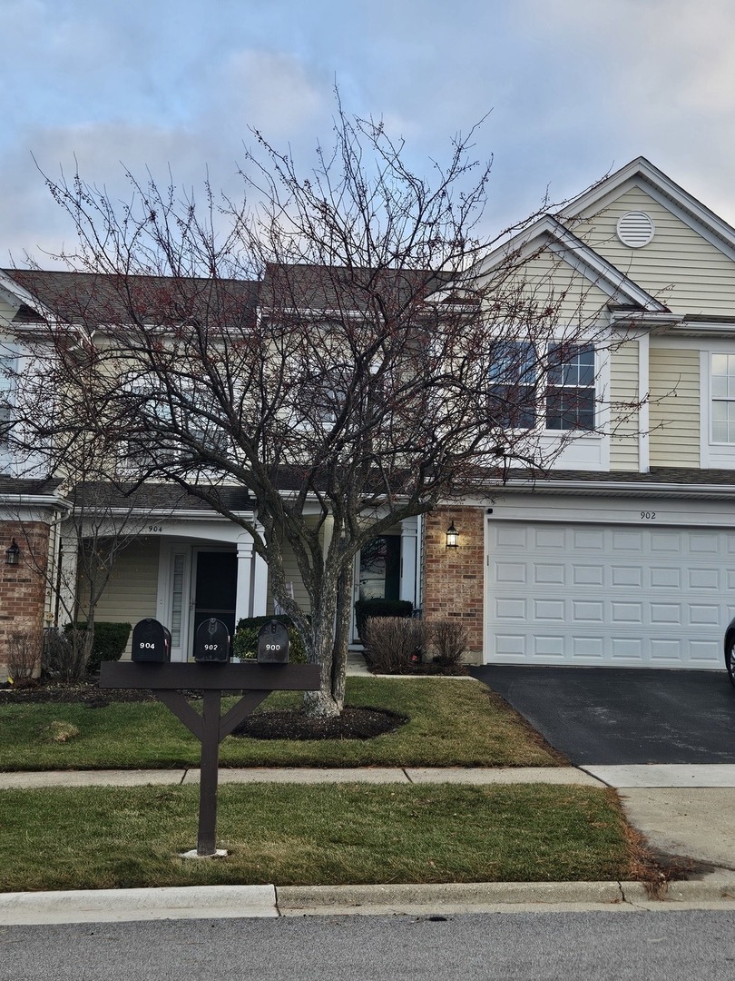 902 Huntington Drive #902, Elk Grove Village, IL 60007
