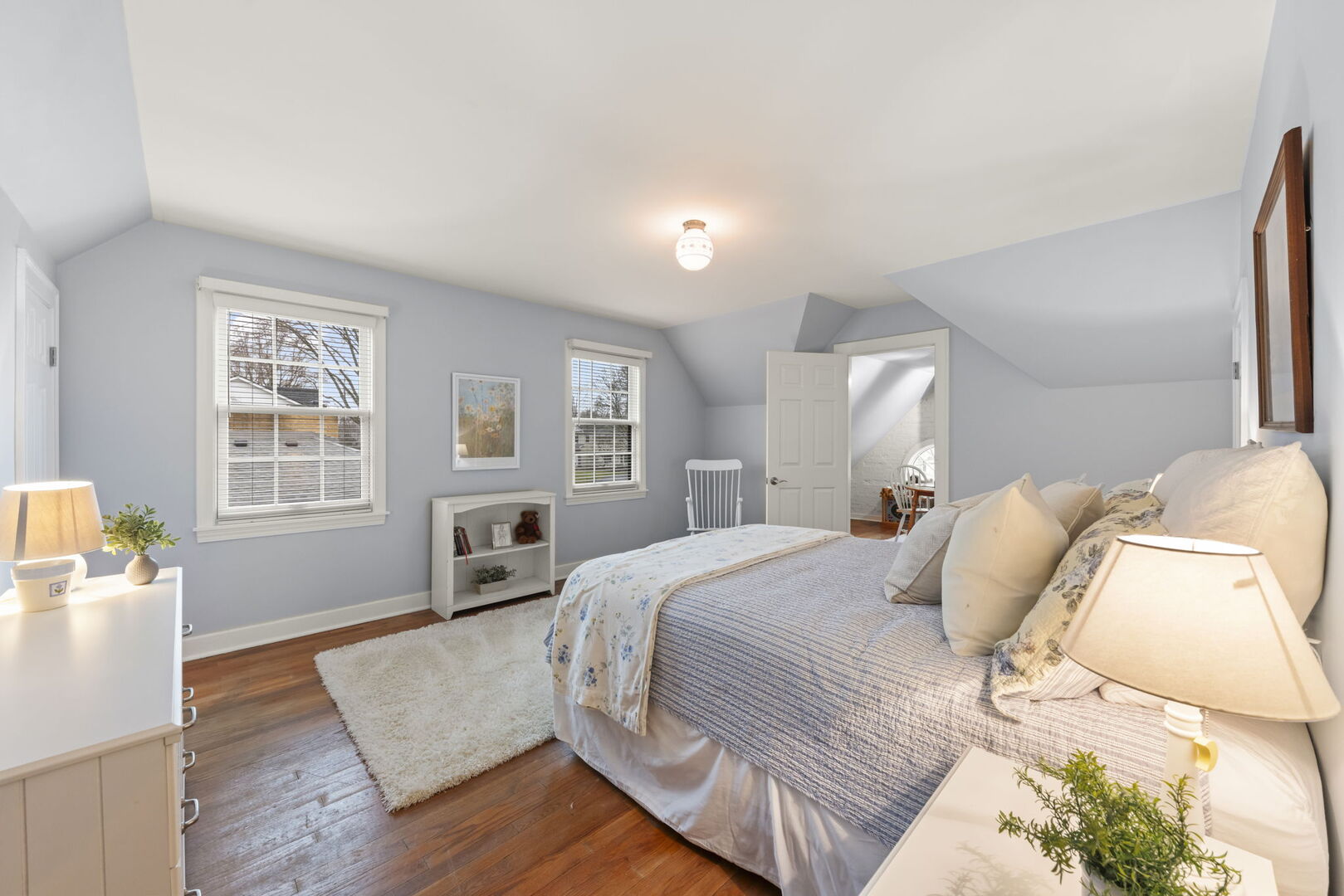 909 S Wheaton Avenue, Wheaton, IL 60189