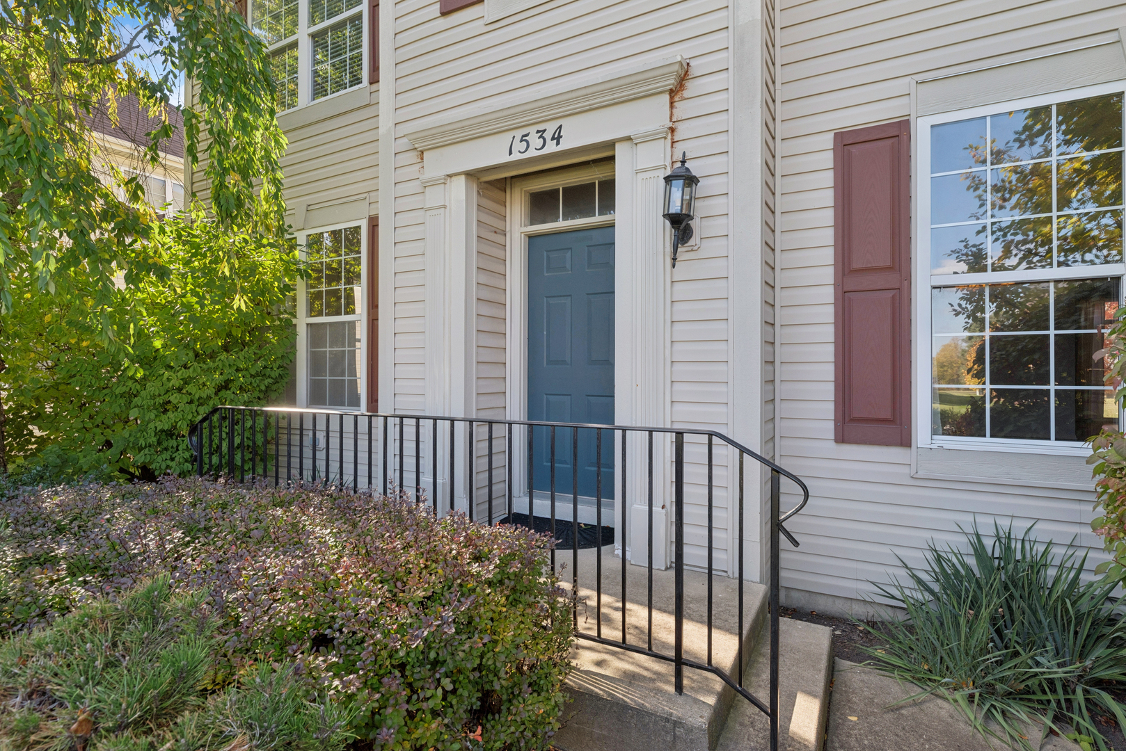 1534 S Falcon Drive, Libertyville, IL 60048