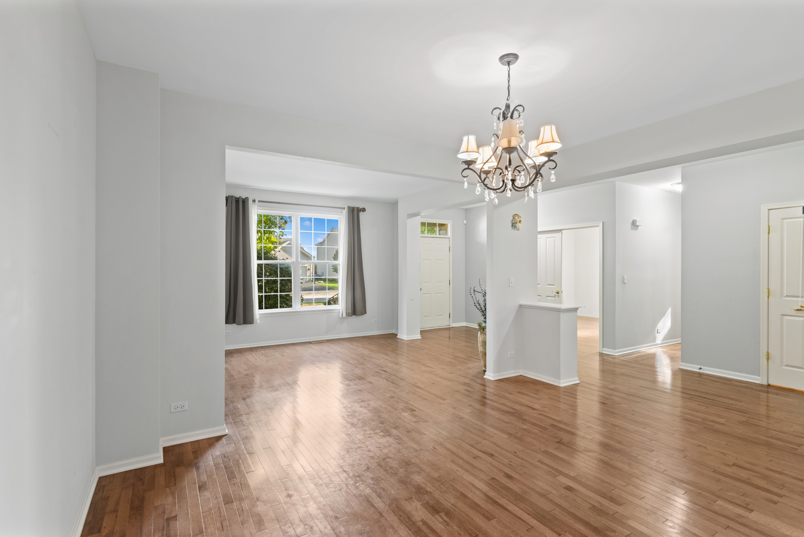 1534 S Falcon Drive, Libertyville, IL 60048