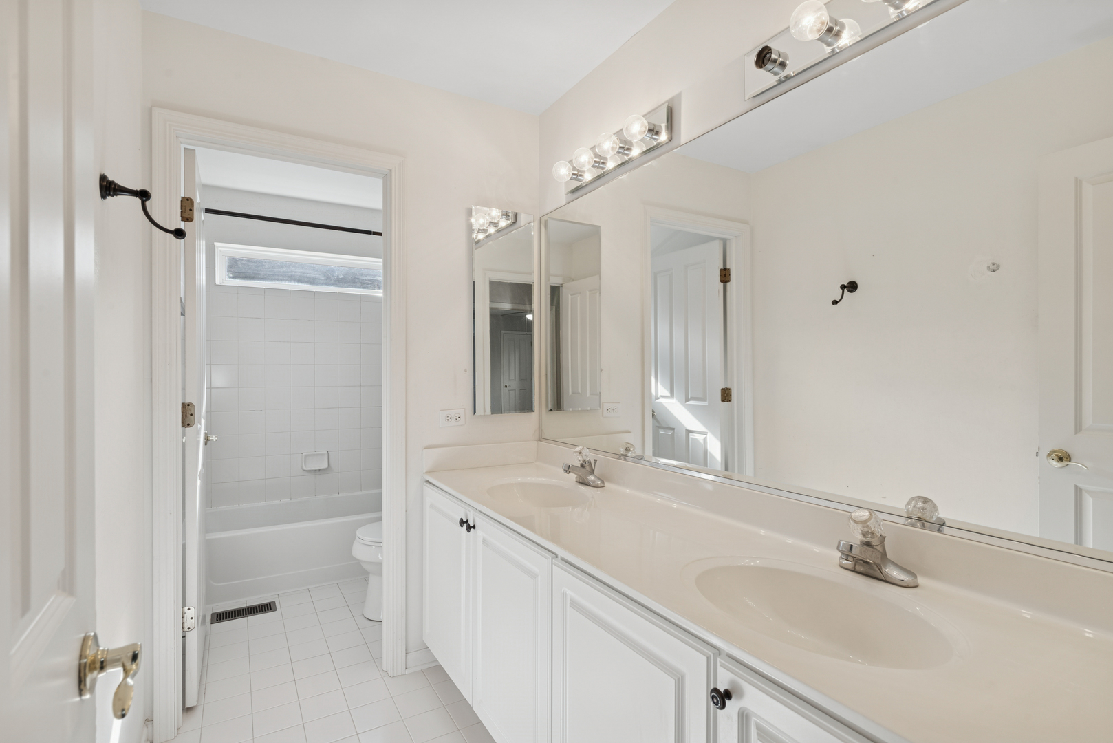 1534 S Falcon Drive, Libertyville, IL 60048