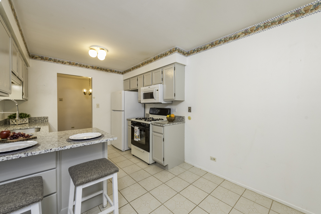 1367 STRATFORD Drive #1D, Gurnee, IL 60031