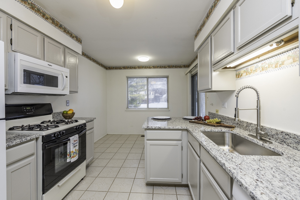 1367 STRATFORD Drive #1D, Gurnee, IL 60031