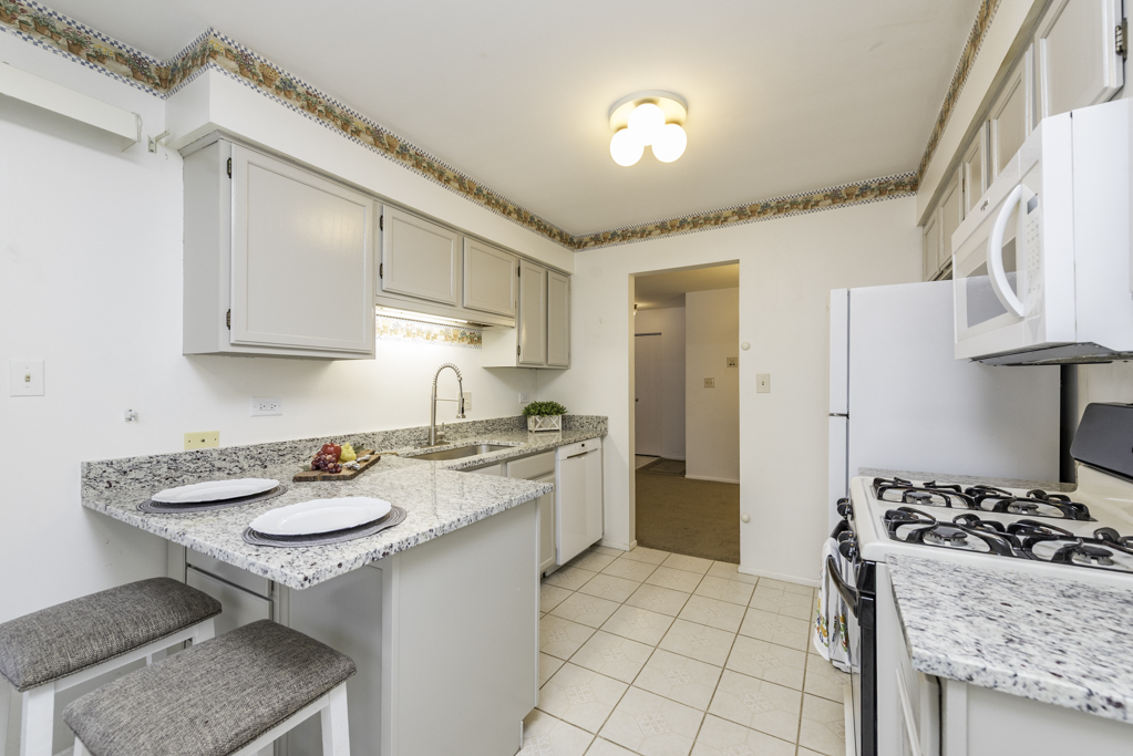 1367 STRATFORD Drive #1D, Gurnee, IL 60031