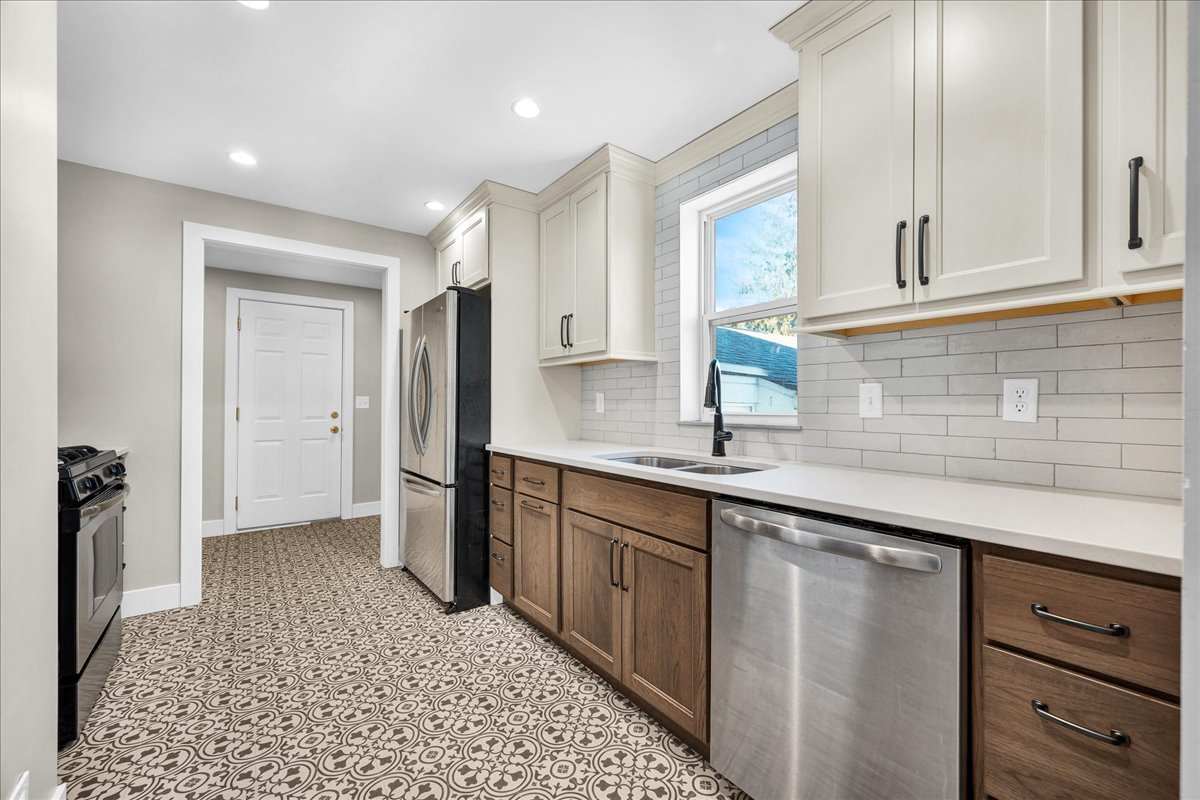 11 E 3rd Street, El Paso, IL 61738