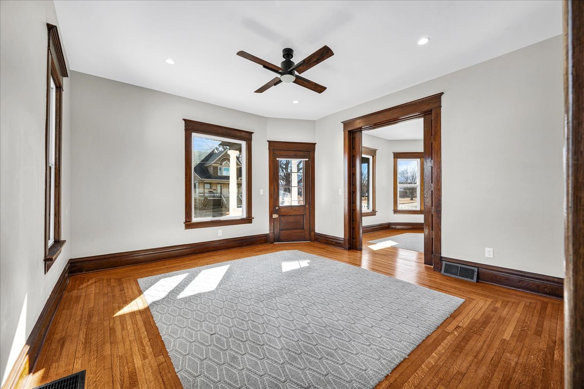 11 E 3rd Street, El Paso, IL 61738