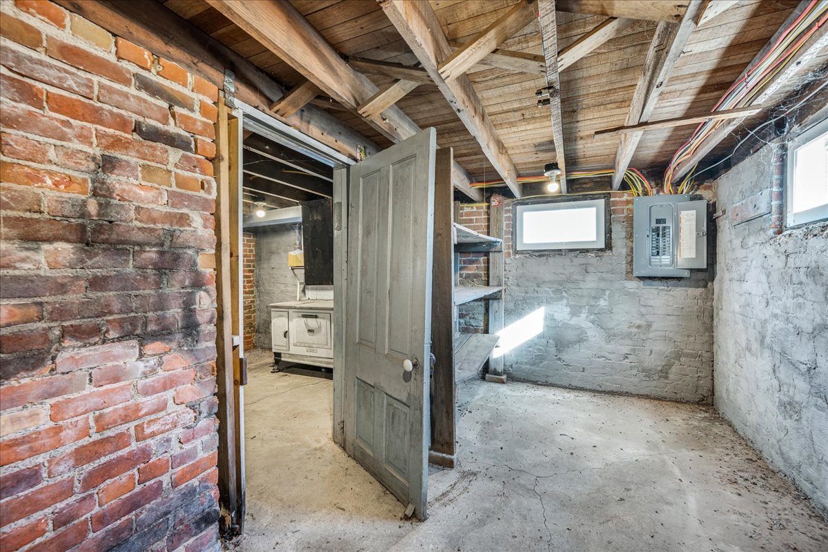 11 E 3rd Street, El Paso, IL 61738