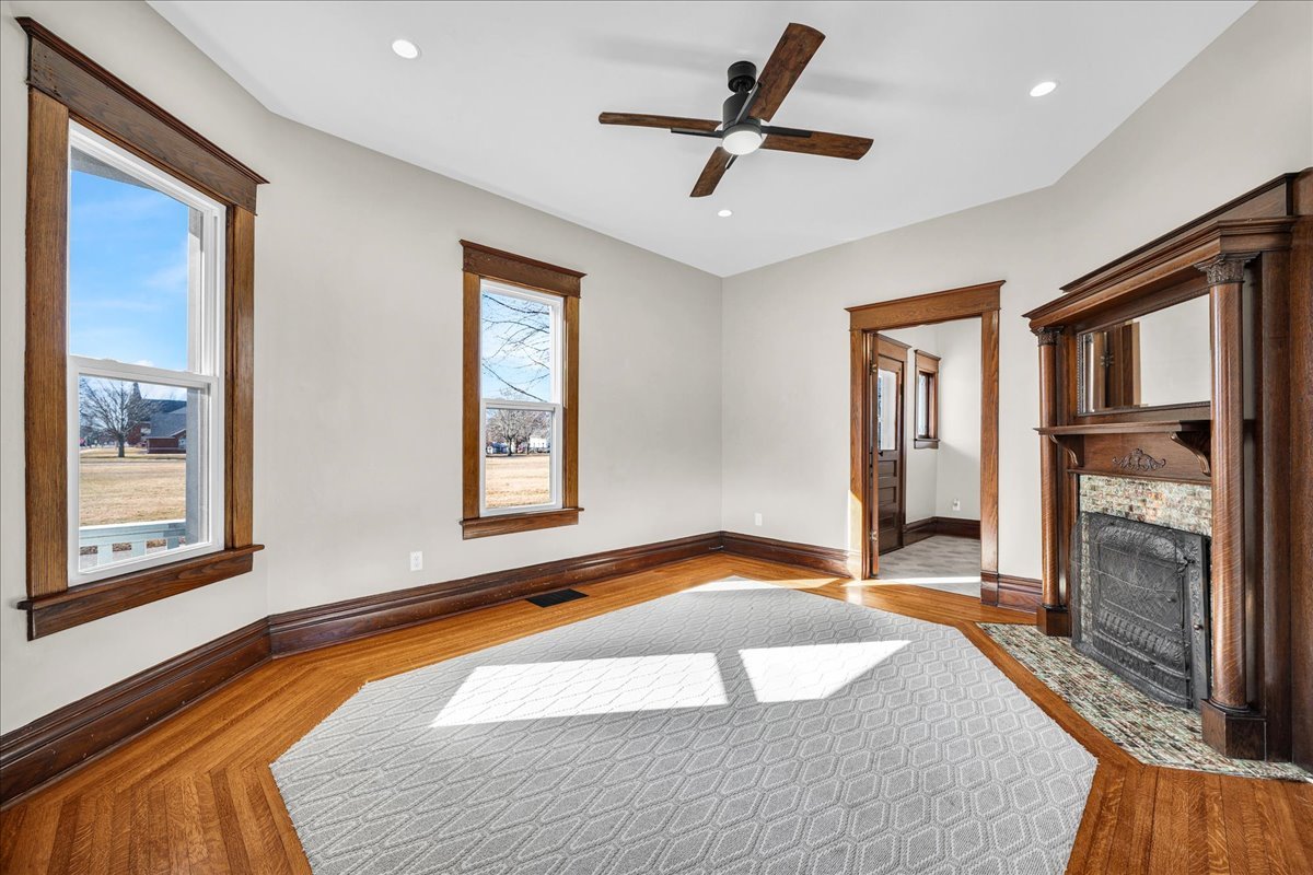 11 E 3rd Street, El Paso, IL 61738