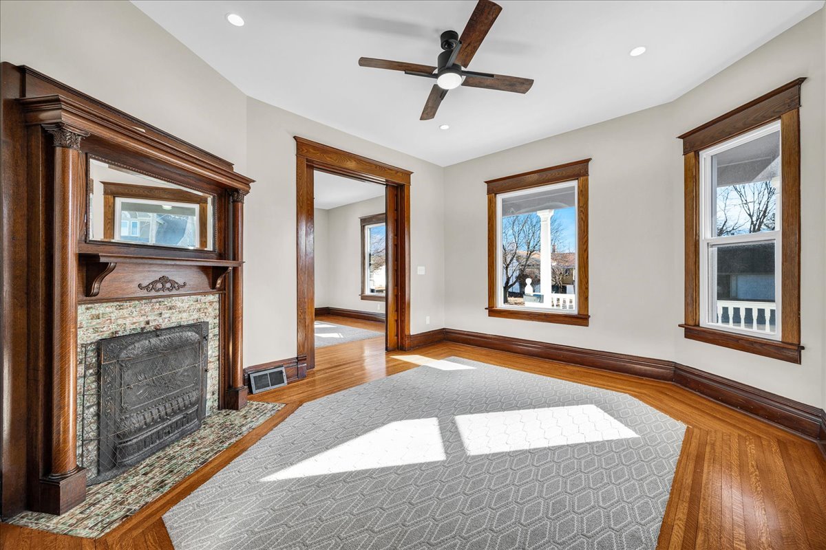 11 E 3rd Street, El Paso, IL 61738