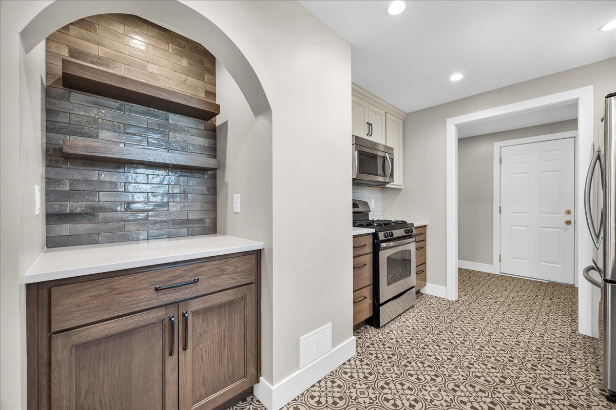 11 E 3rd Street, El Paso, IL 61738