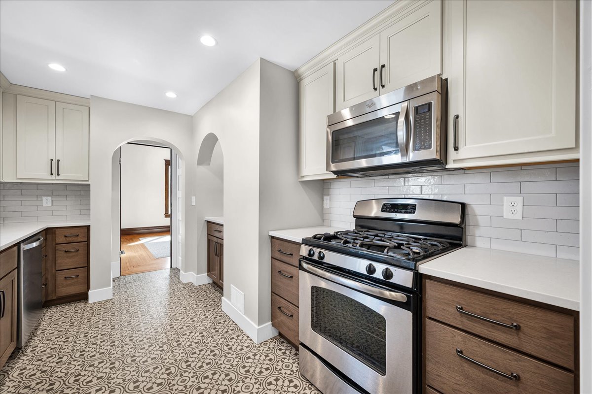 11 E 3rd Street, El Paso, IL 61738