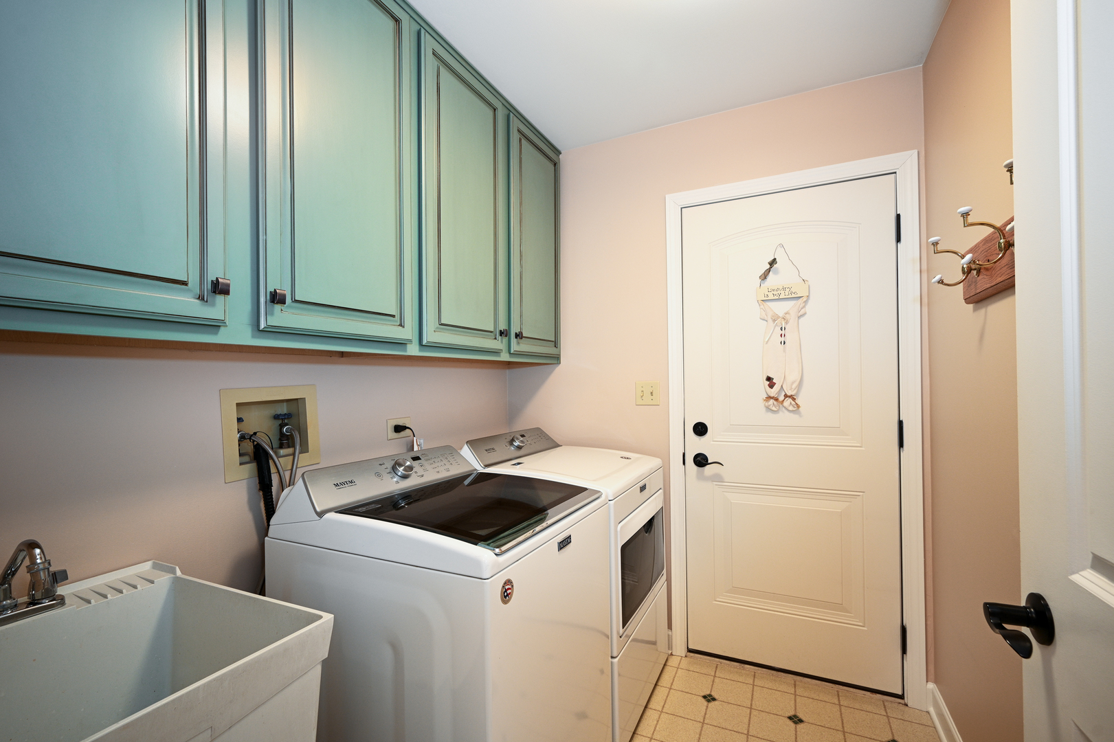 880 Hampton Drive, Carol Stream, IL 60188