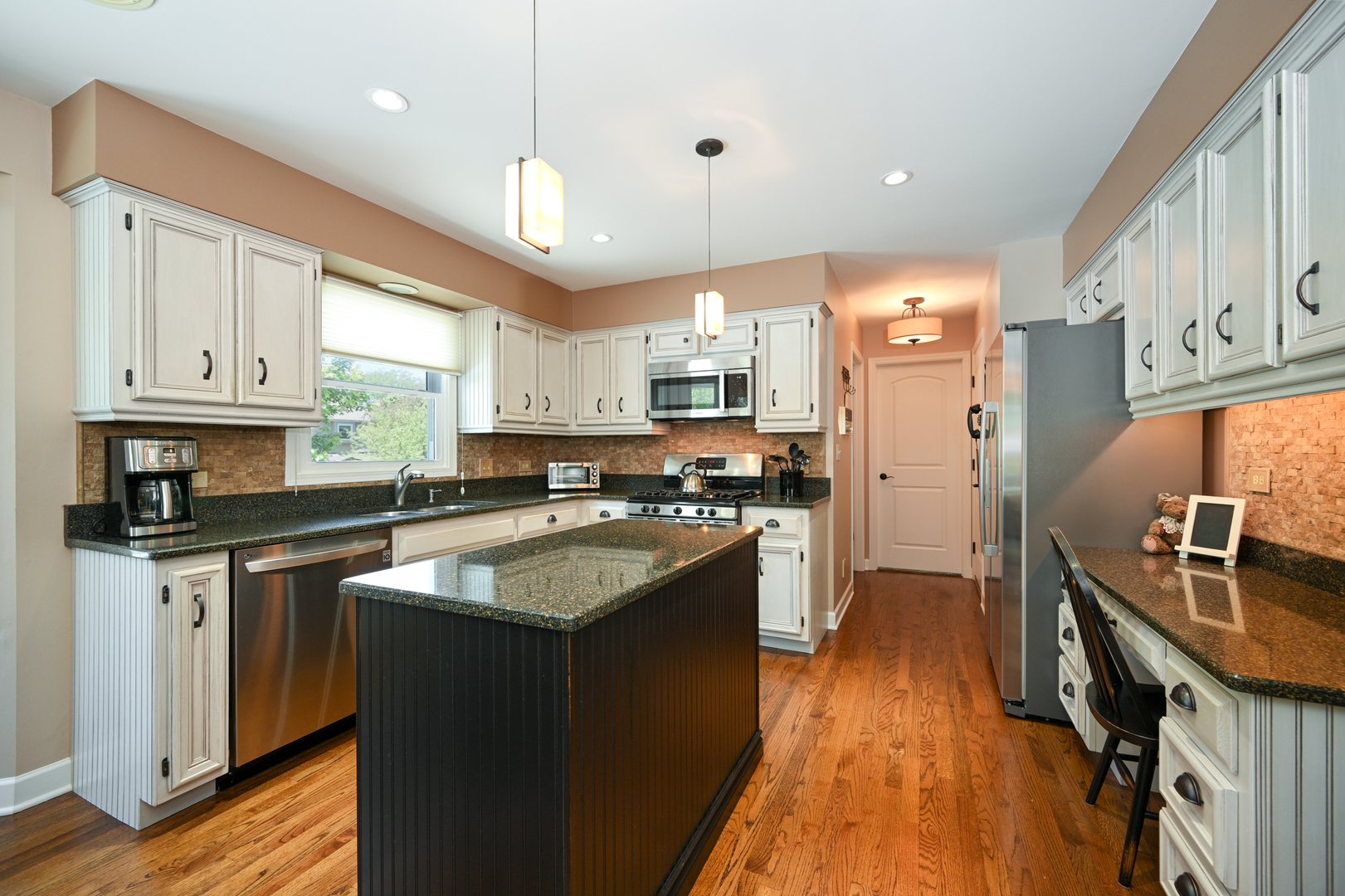 880 Hampton Drive, Carol Stream, IL 60188