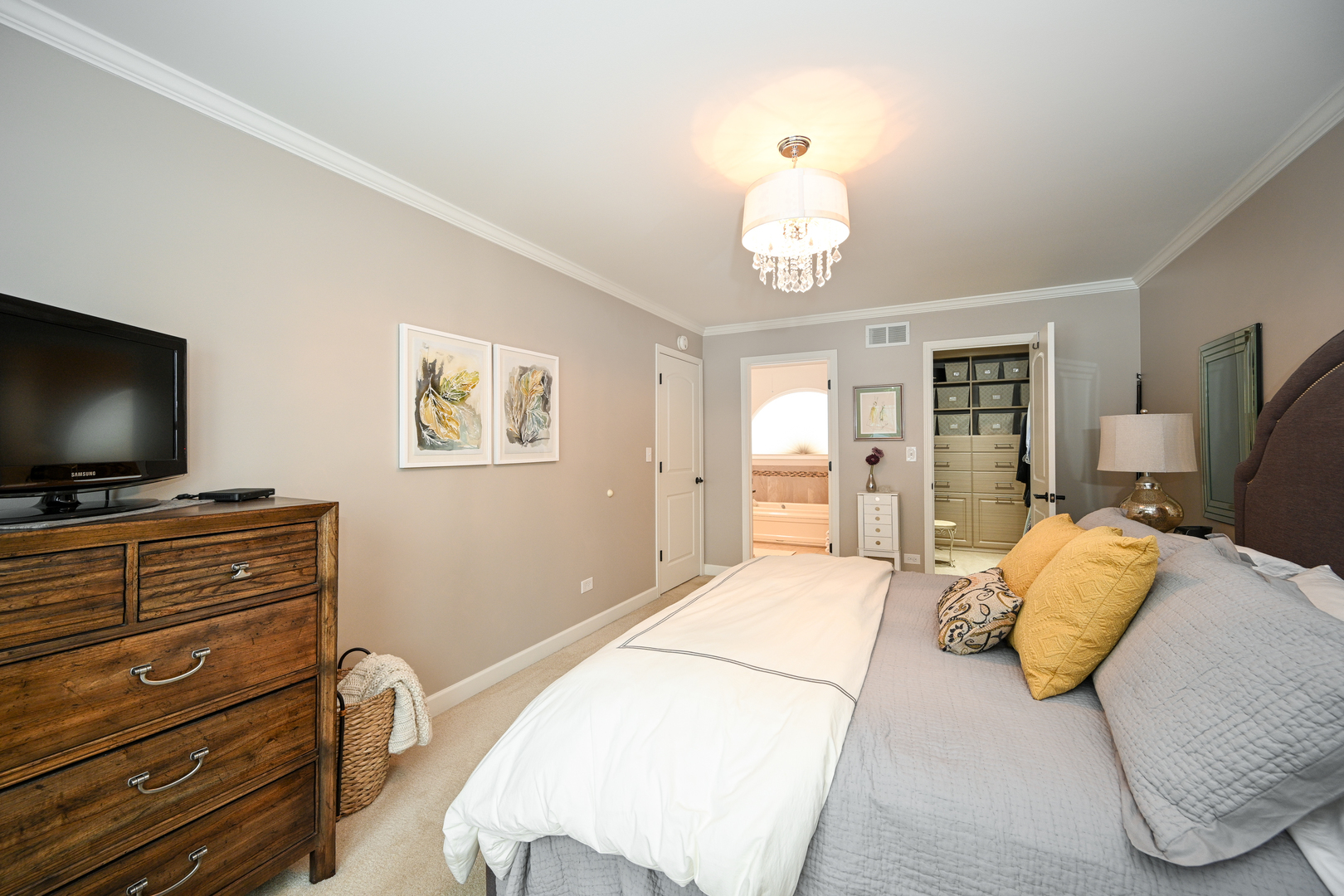 880 Hampton Drive, Carol Stream, IL 60188