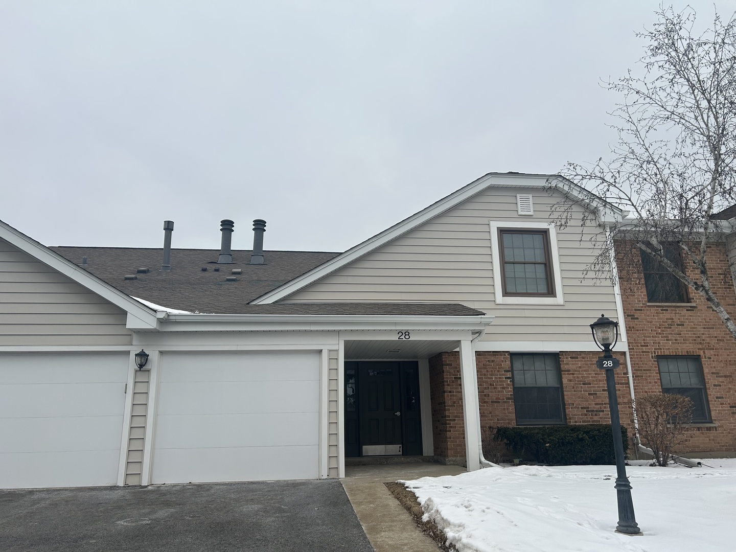 28 Regent Circle #B2, Schaumburg, IL 60193