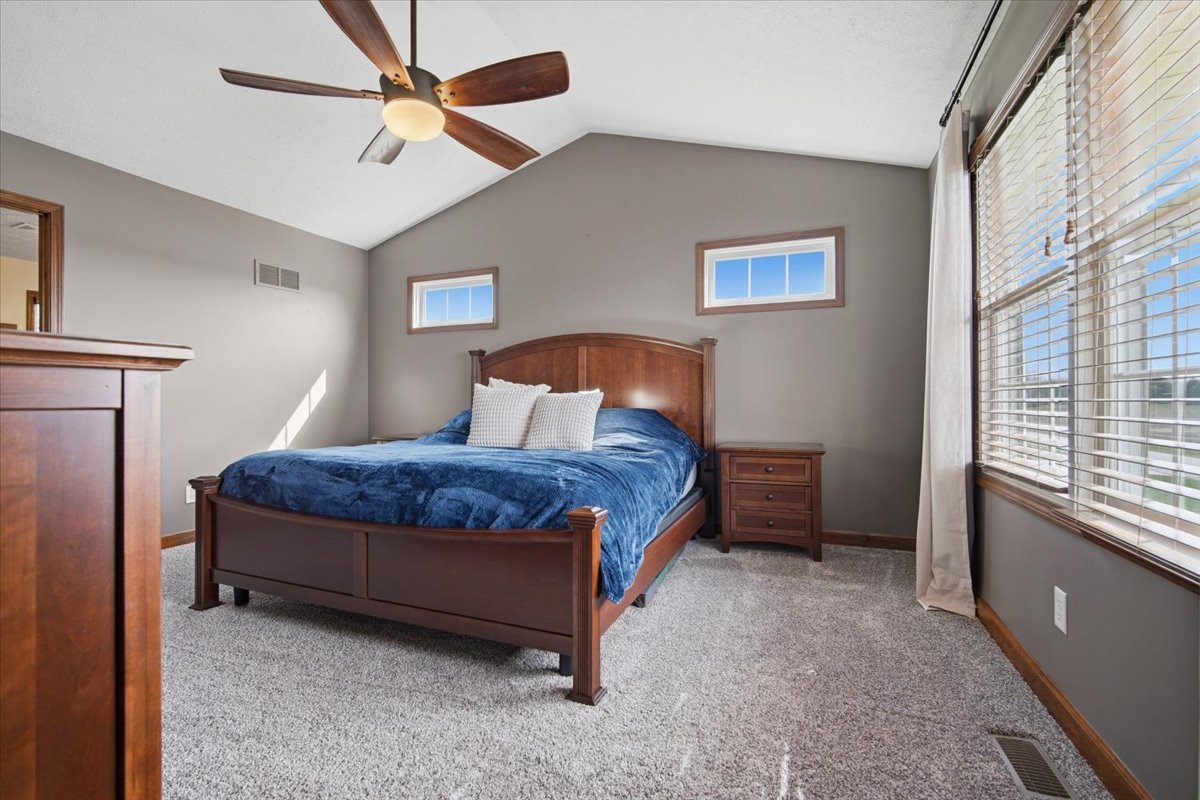 1101 N Pine Street, El Paso, IL 61738