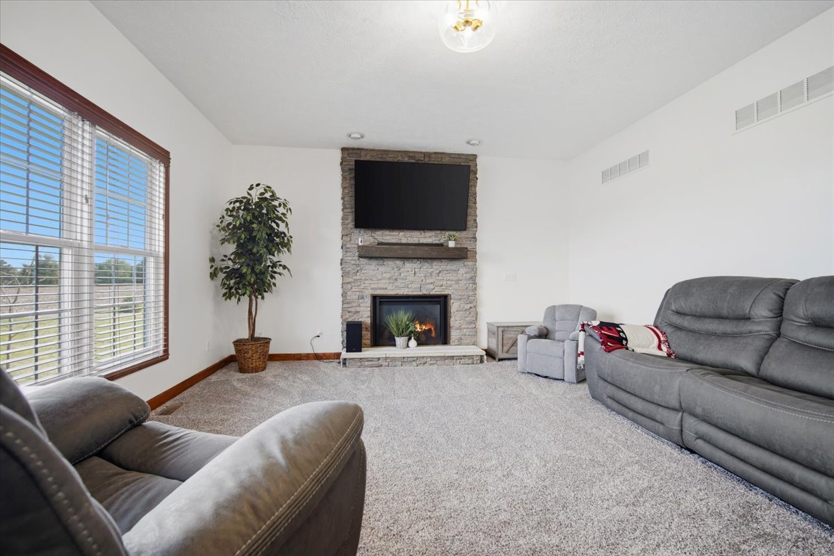 1101 N Pine Street, El Paso, IL 61738