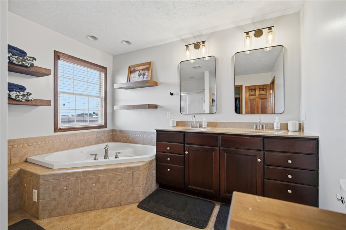 1101 N Pine Street, El Paso, IL 61738