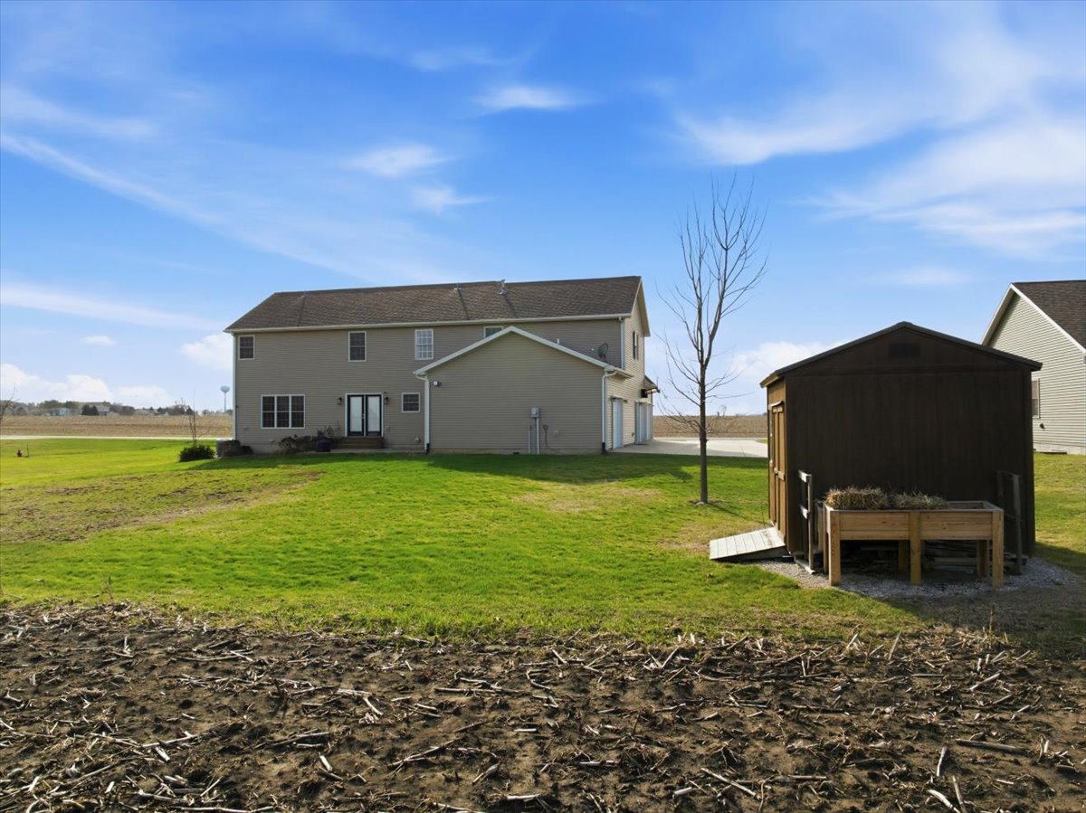 1101 N Pine Street, El Paso, IL 61738