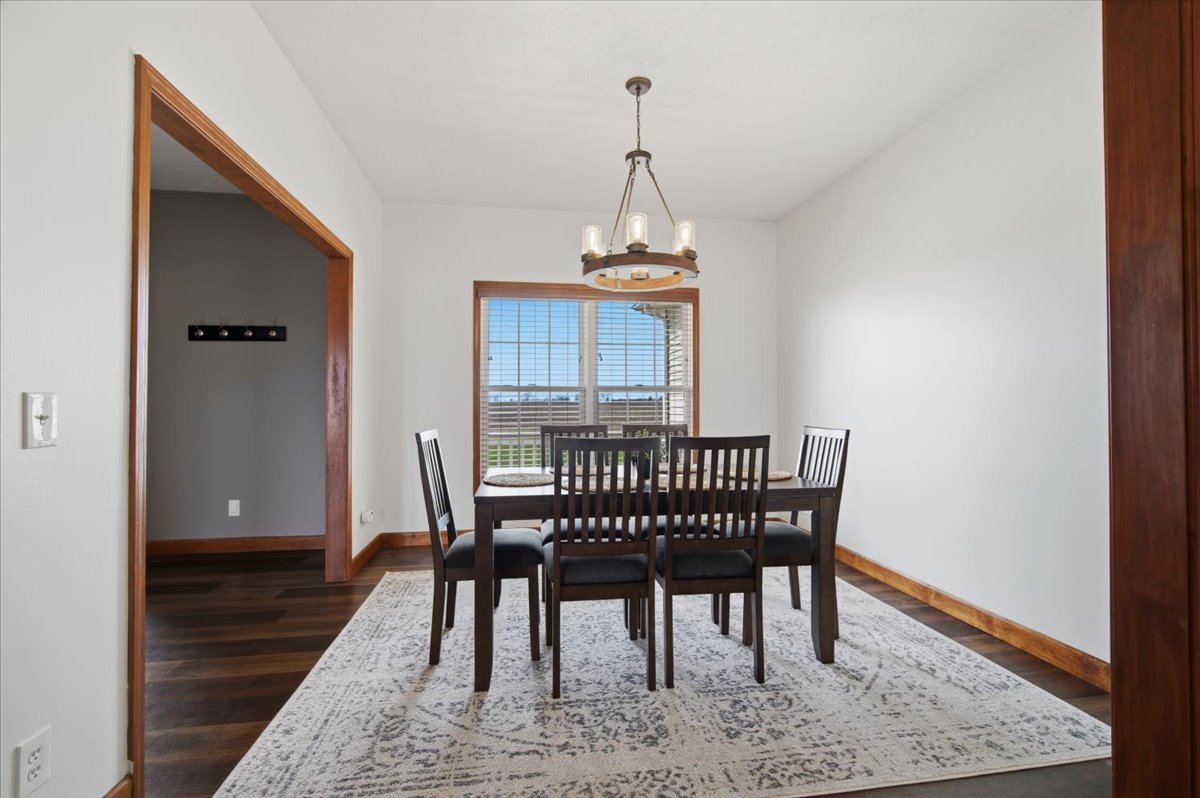 1101 N Pine Street, El Paso, IL 61738