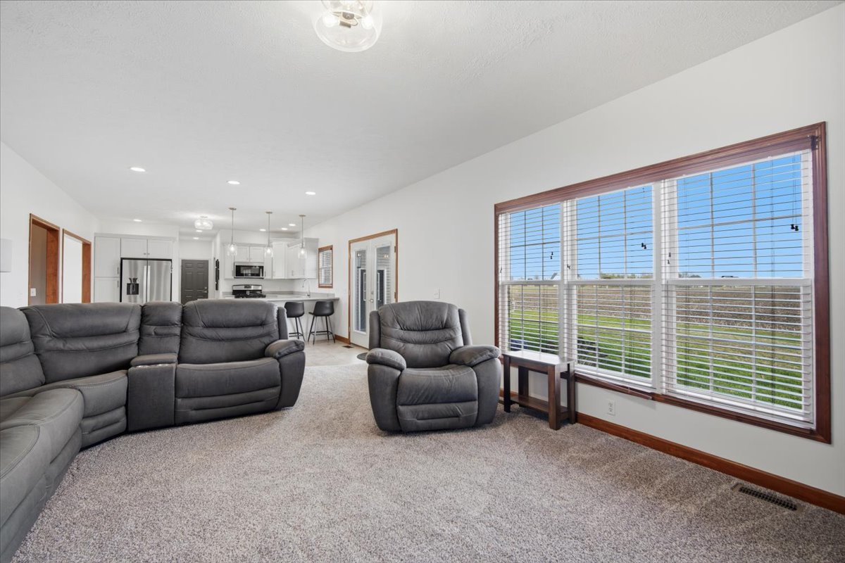 1101 N Pine Street, El Paso, IL 61738