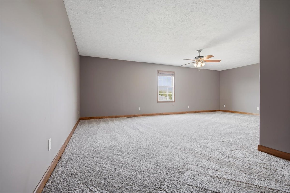 1101 N Pine Street, El Paso, IL 61738