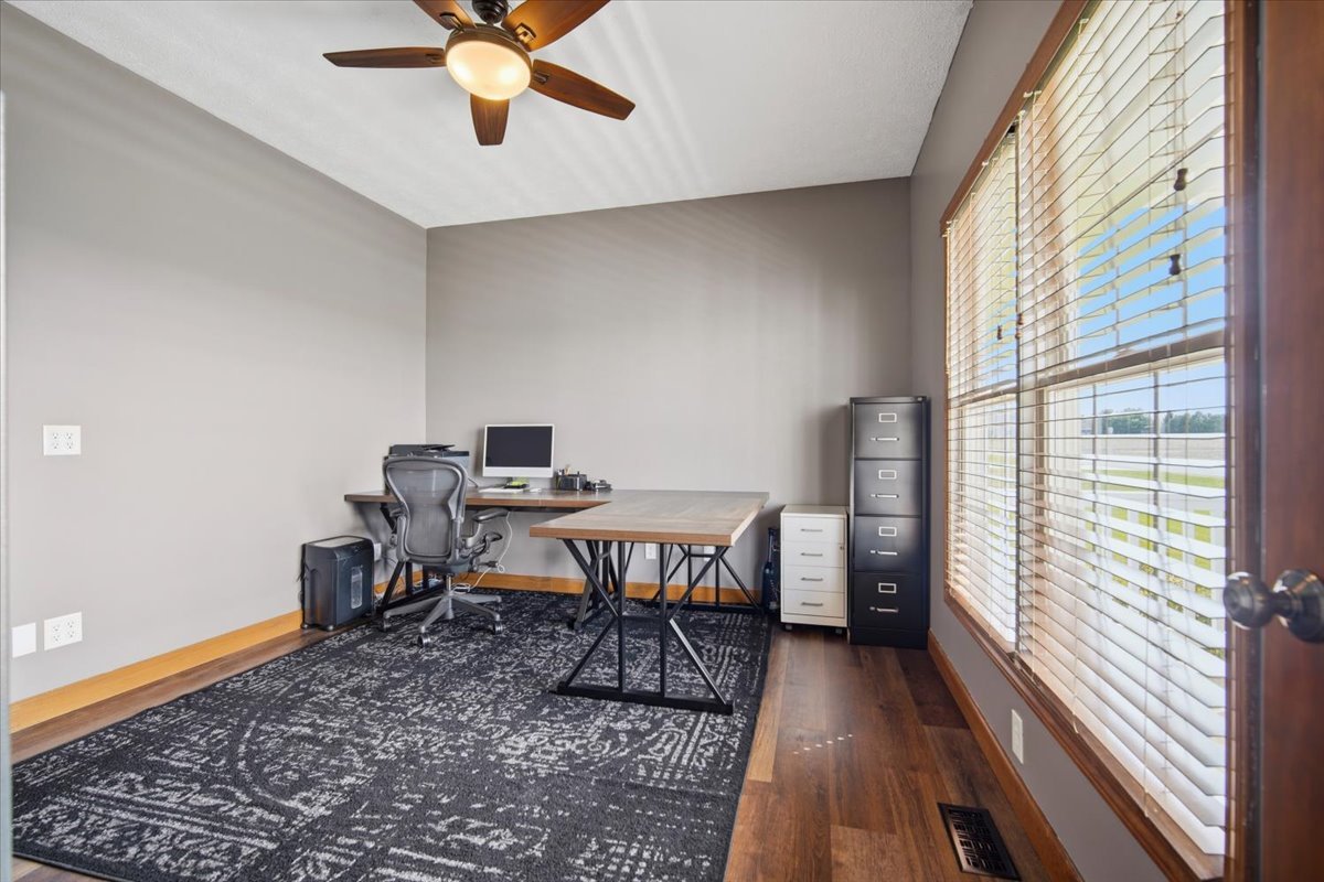 1101 N Pine Street, El Paso, IL 61738