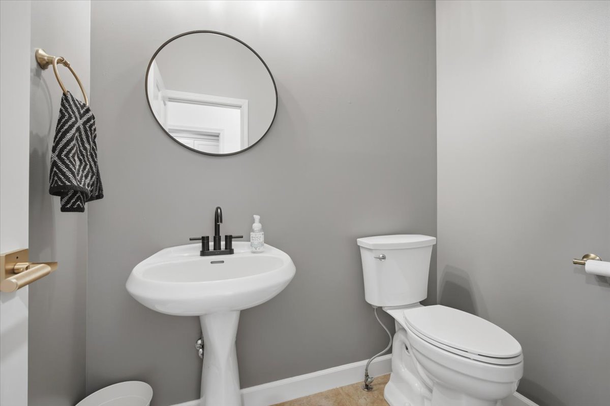 1101 N Pine Street, El Paso, IL 61738