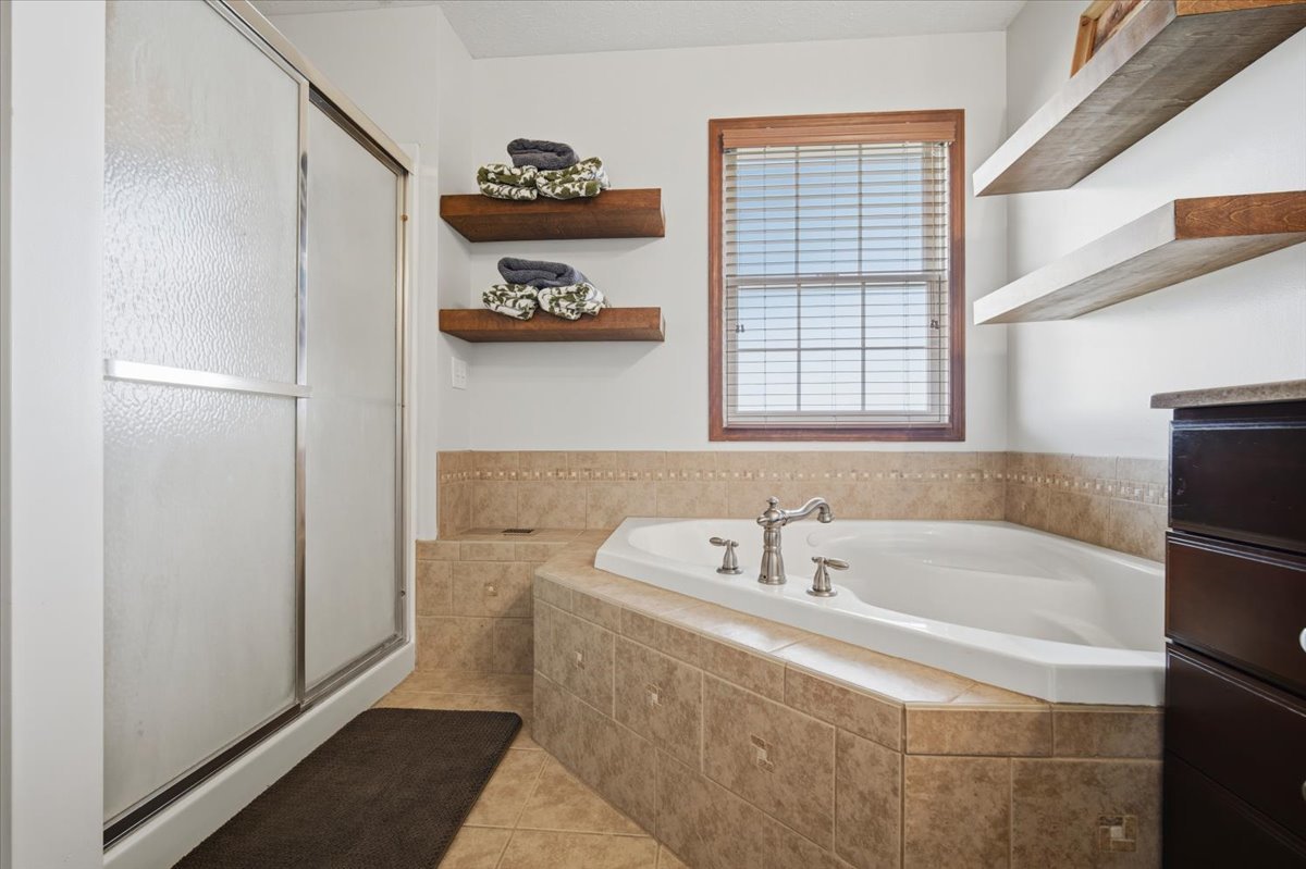 1101 N Pine Street, El Paso, IL 61738