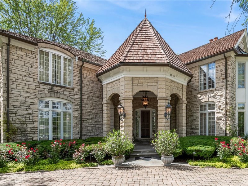 1719 Midwest Club Parkway, Oak Brook, IL 60523