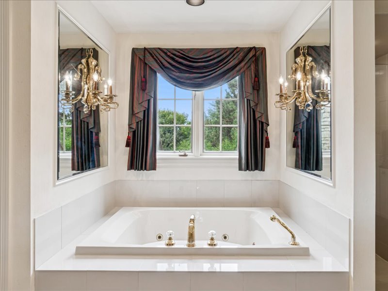 1719 Midwest Club Parkway, Oak Brook, IL 60523