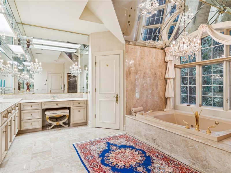 1719 Midwest Club Parkway, Oak Brook, IL 60523