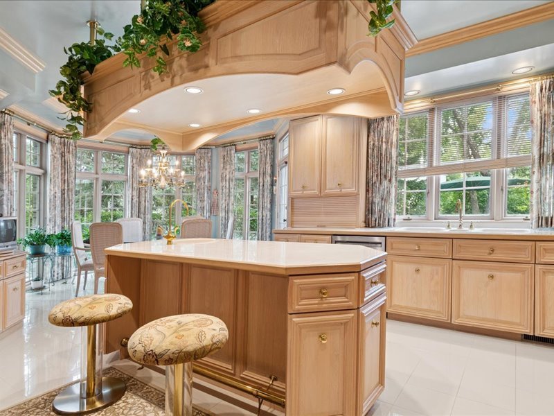 1719 Midwest Club Parkway, Oak Brook, IL 60523