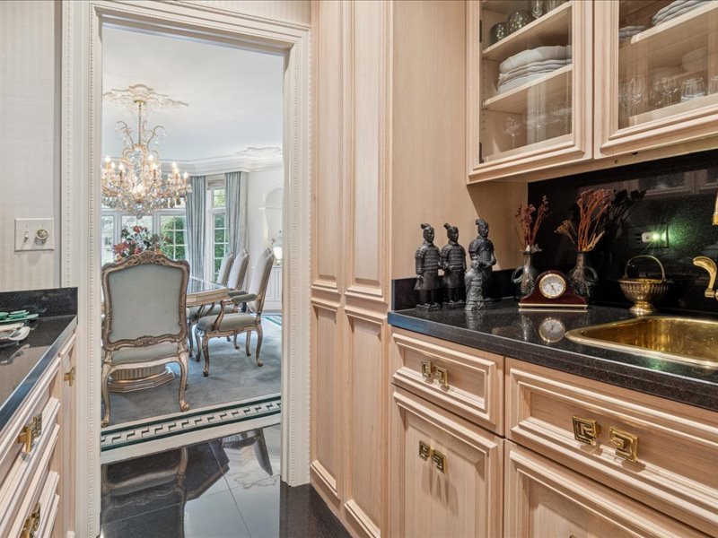 1719 Midwest Club Parkway, Oak Brook, IL 60523