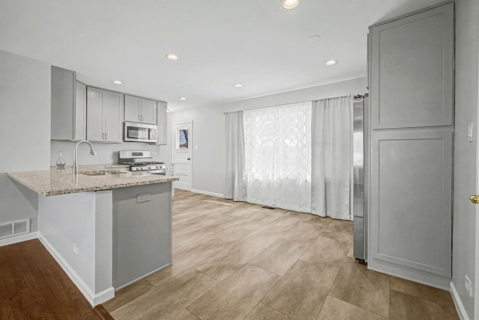 395 Washington Boulevard, Hoffman Estates, IL 60169