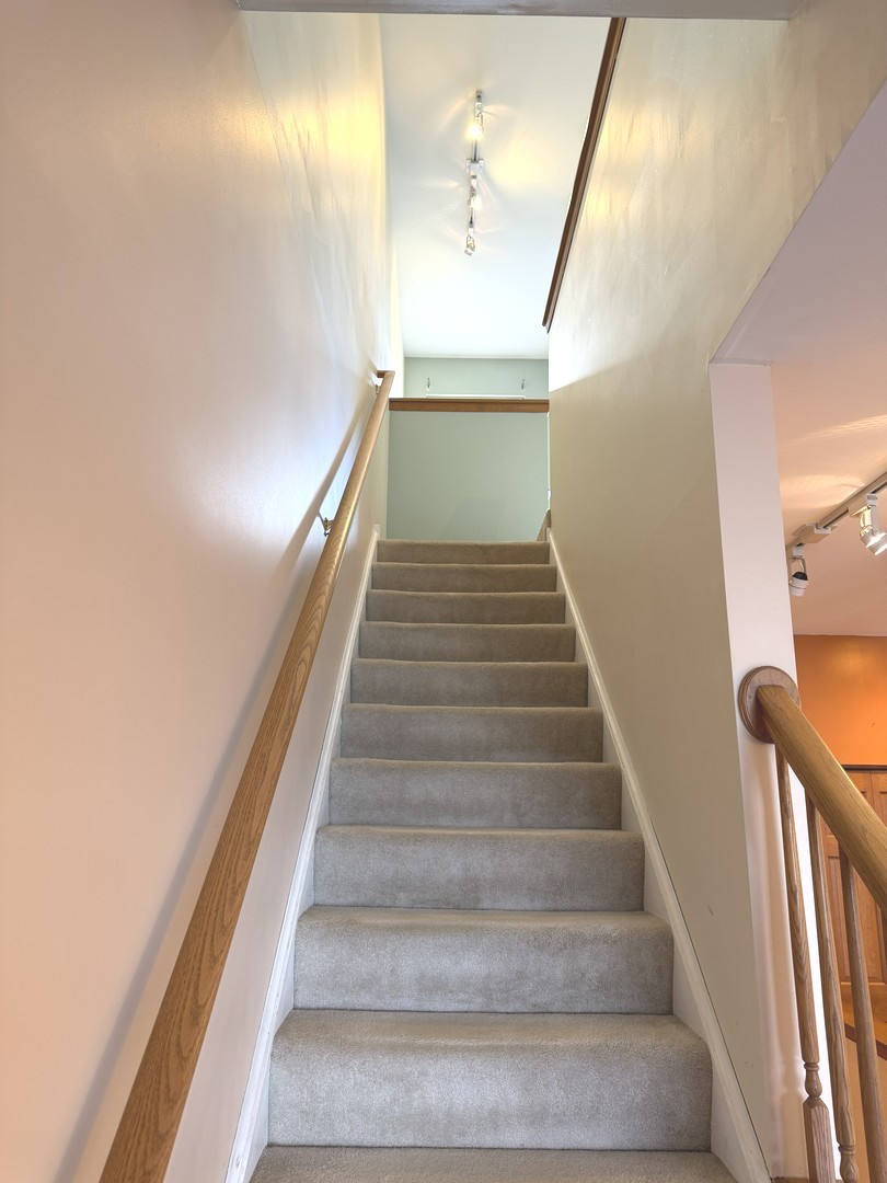 864 GENESEE Drive, Naperville, IL 60563