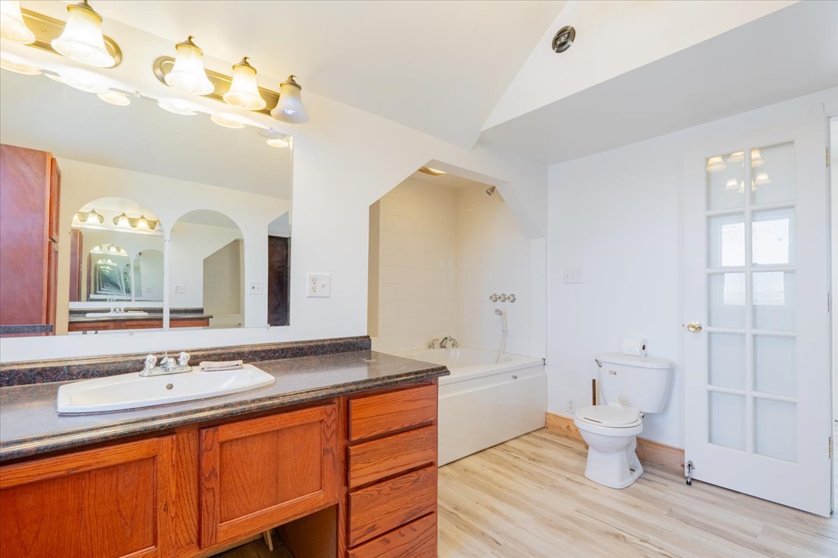 10788 N 1000 East Road, Chenoa, IL 61726